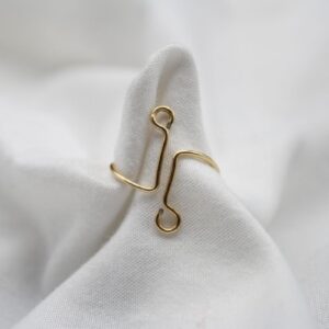 asymmetric-loop-wire-ring